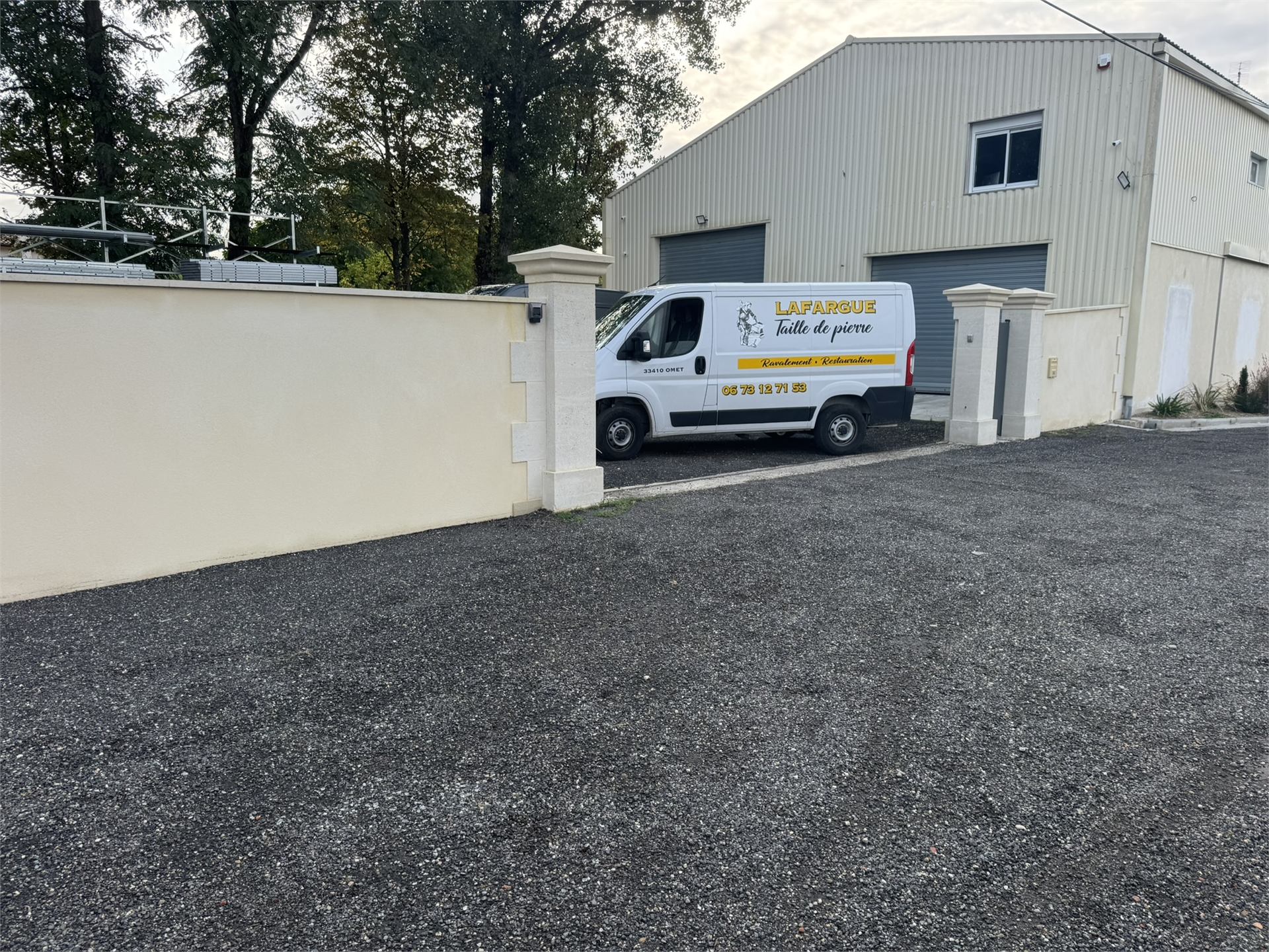 Camion de l'entreprise Lafargue Taille de Pierre devant l'atelier, Omet