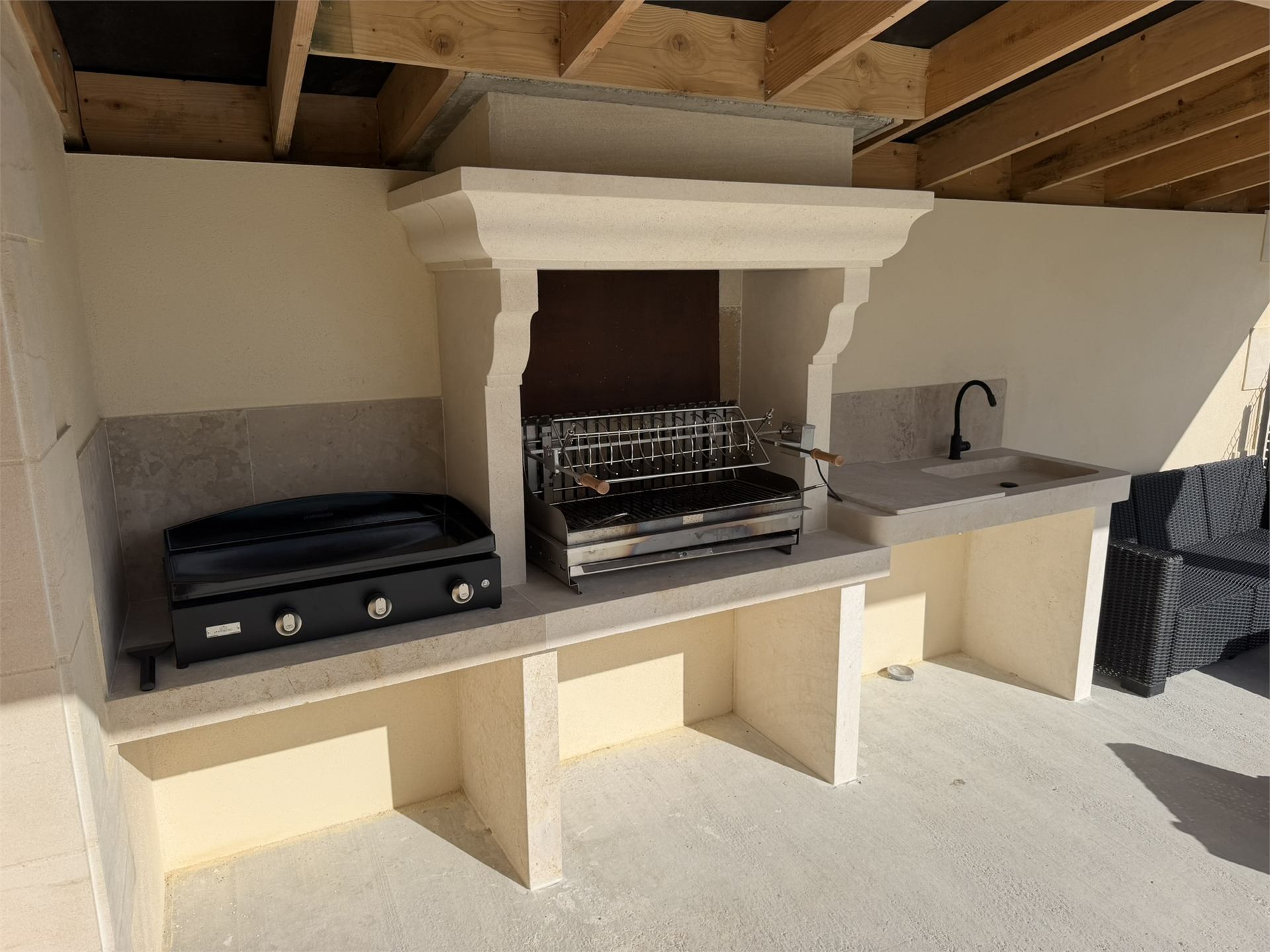 Barbecue extérieur en pierre taillée, cuisine d'été
