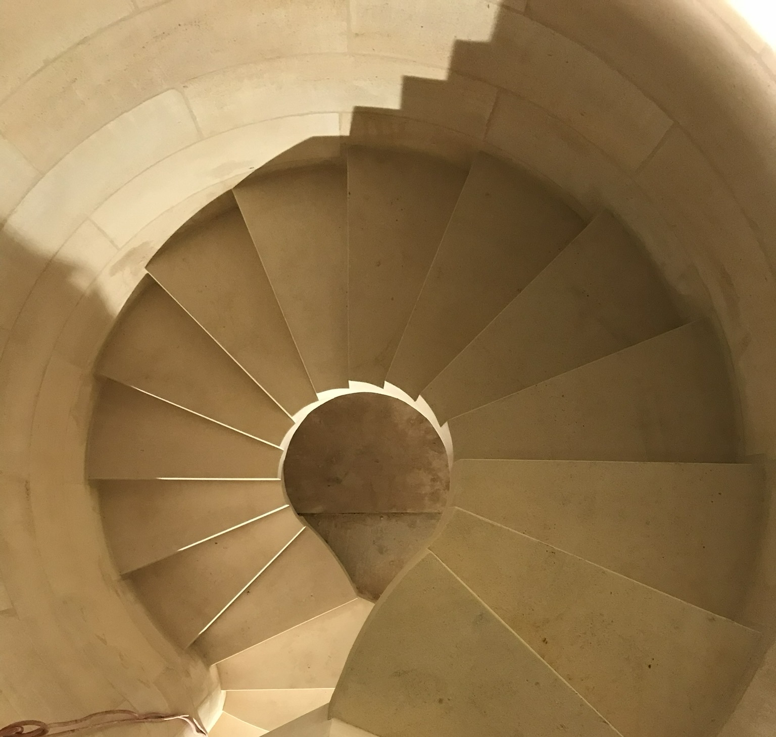 Escalier hélicoïdal en pierre de taille, vue plongeante