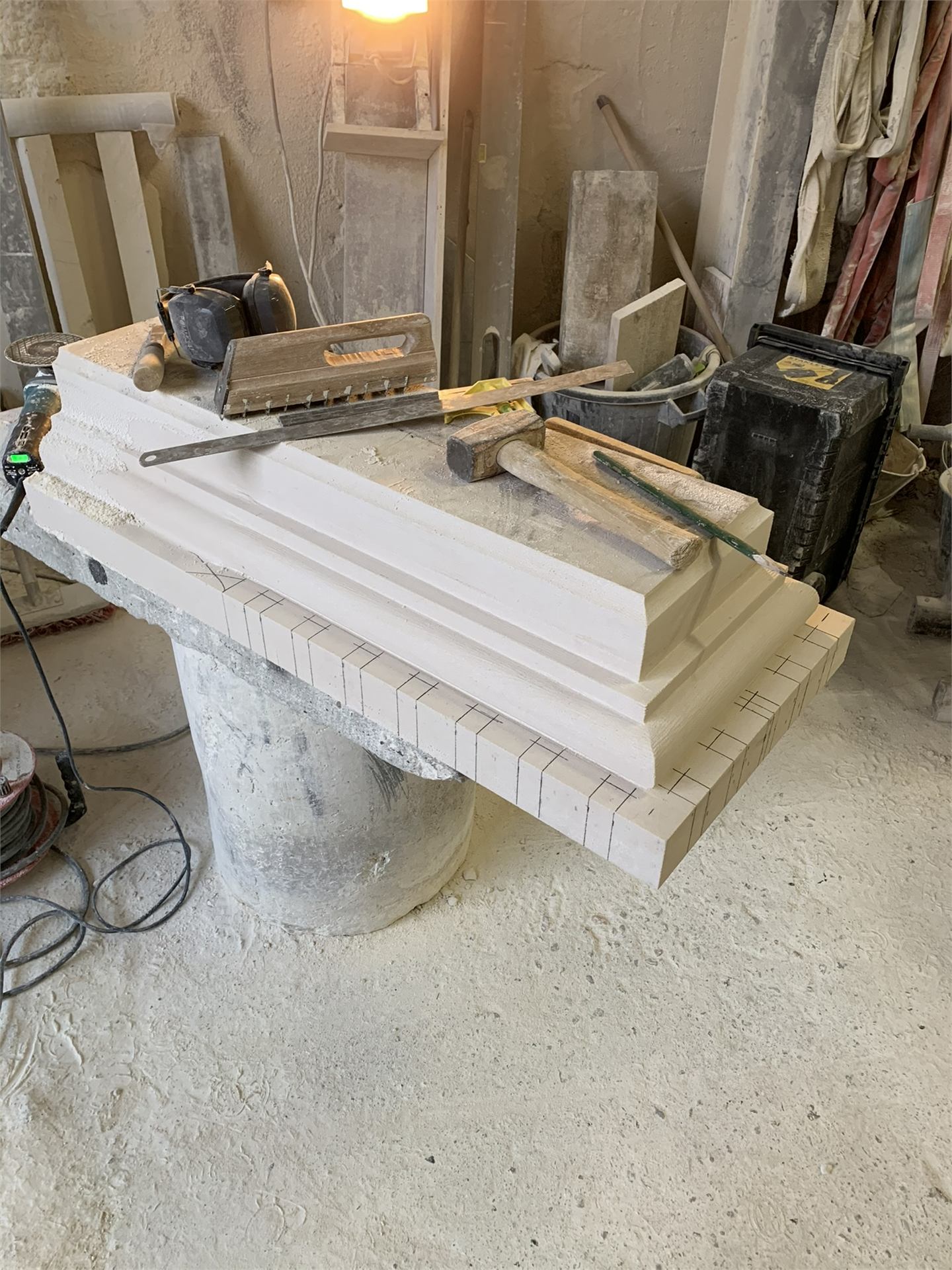 Taille traditionnelle d'une pierre à l'établi