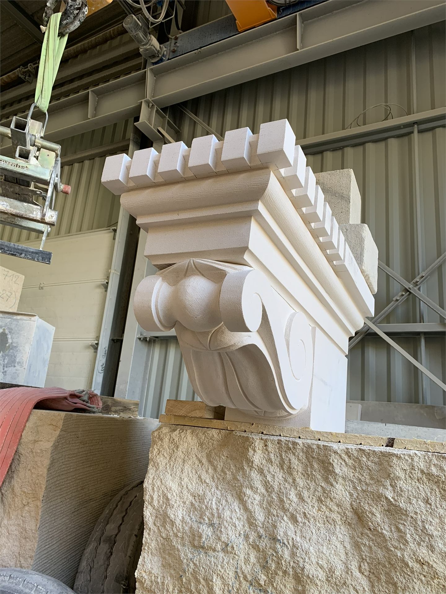 Console en pierre taillée à la main, détail de sculpture