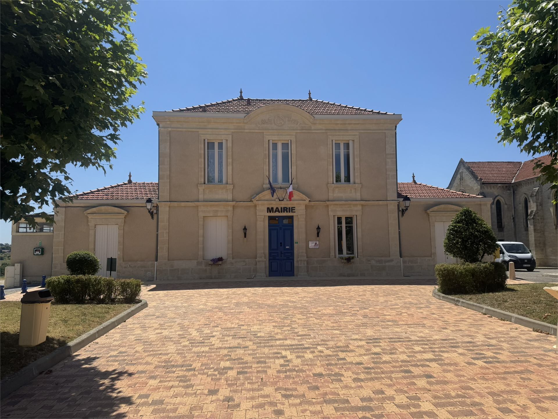 Façade de bâtiment restaurée en pierre de Gironde