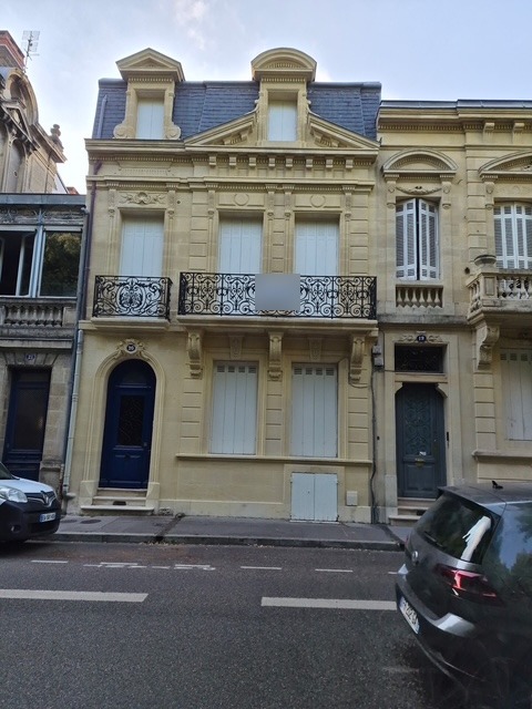 Façade d'immeuble bordelais en pierre de taille nettoyée par hydrogommage