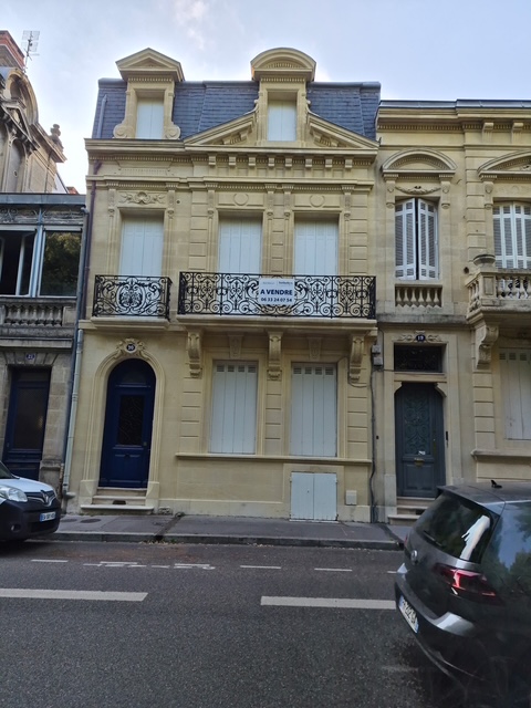 Façade en pierre de Bordeaux nettoyée et restaurée, chantier bx paulo
