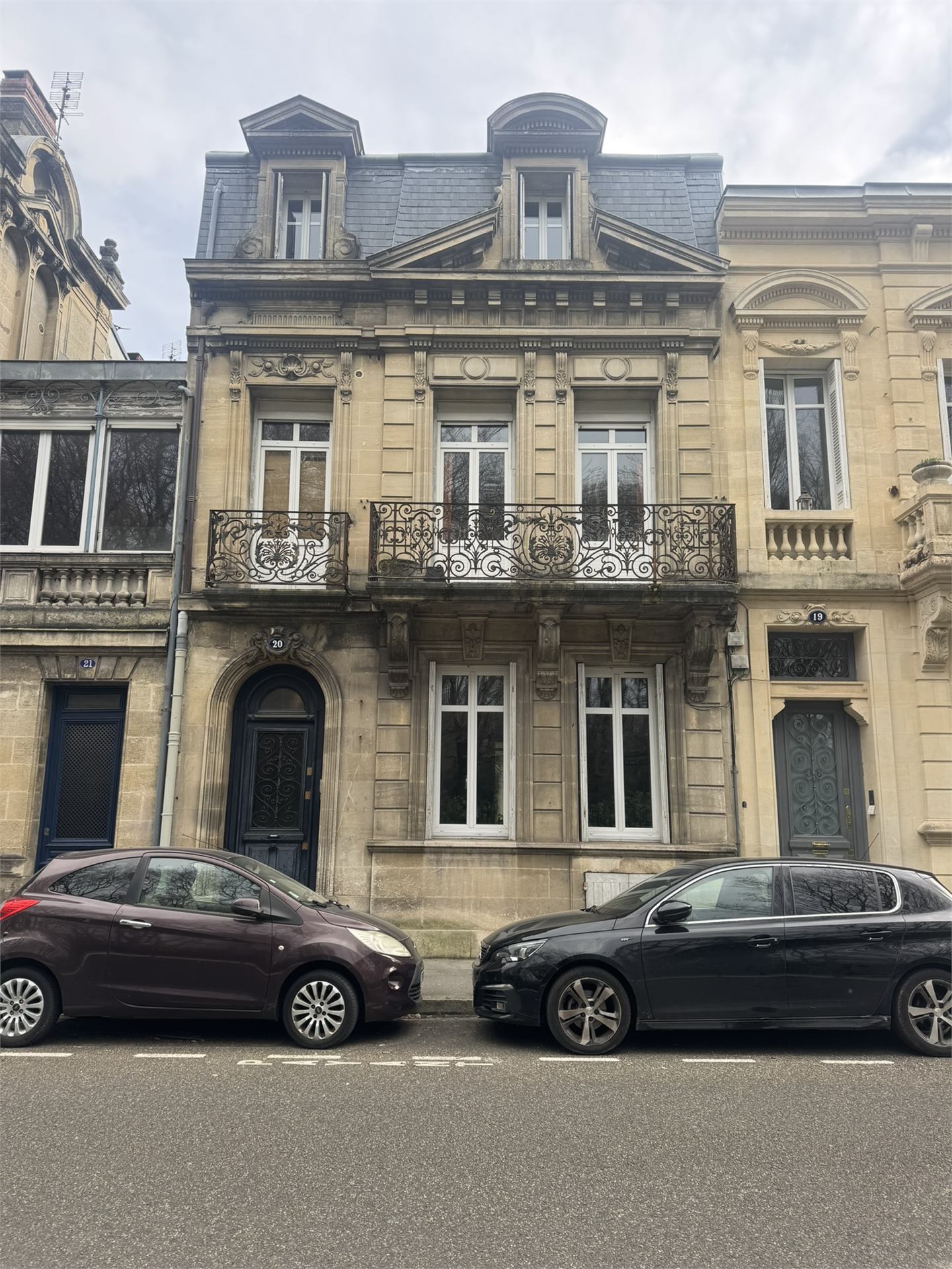 Façade en pierre noircie avant nettoyage, chantier bx paulo