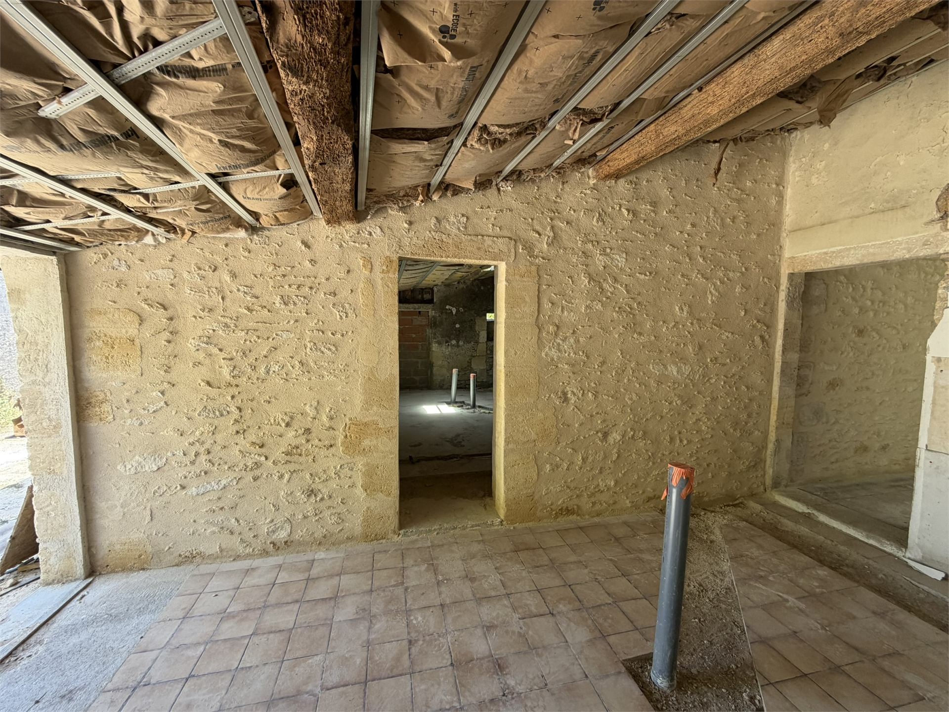Mur en pierre piqué et rejointoyé après restauration, chantier medhi