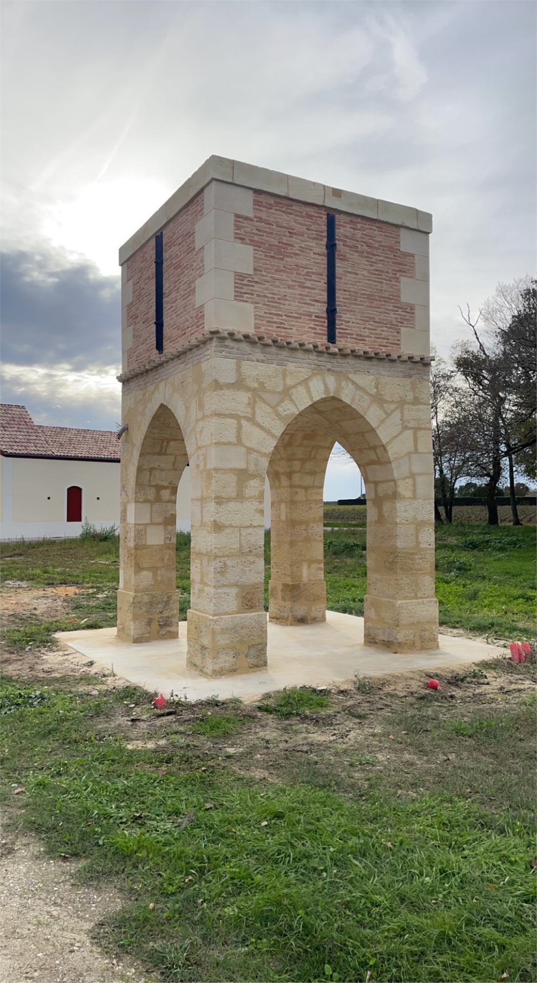 Pavillon en pierre restaurée, brique et pierre calcaire, restauration patrimoniale