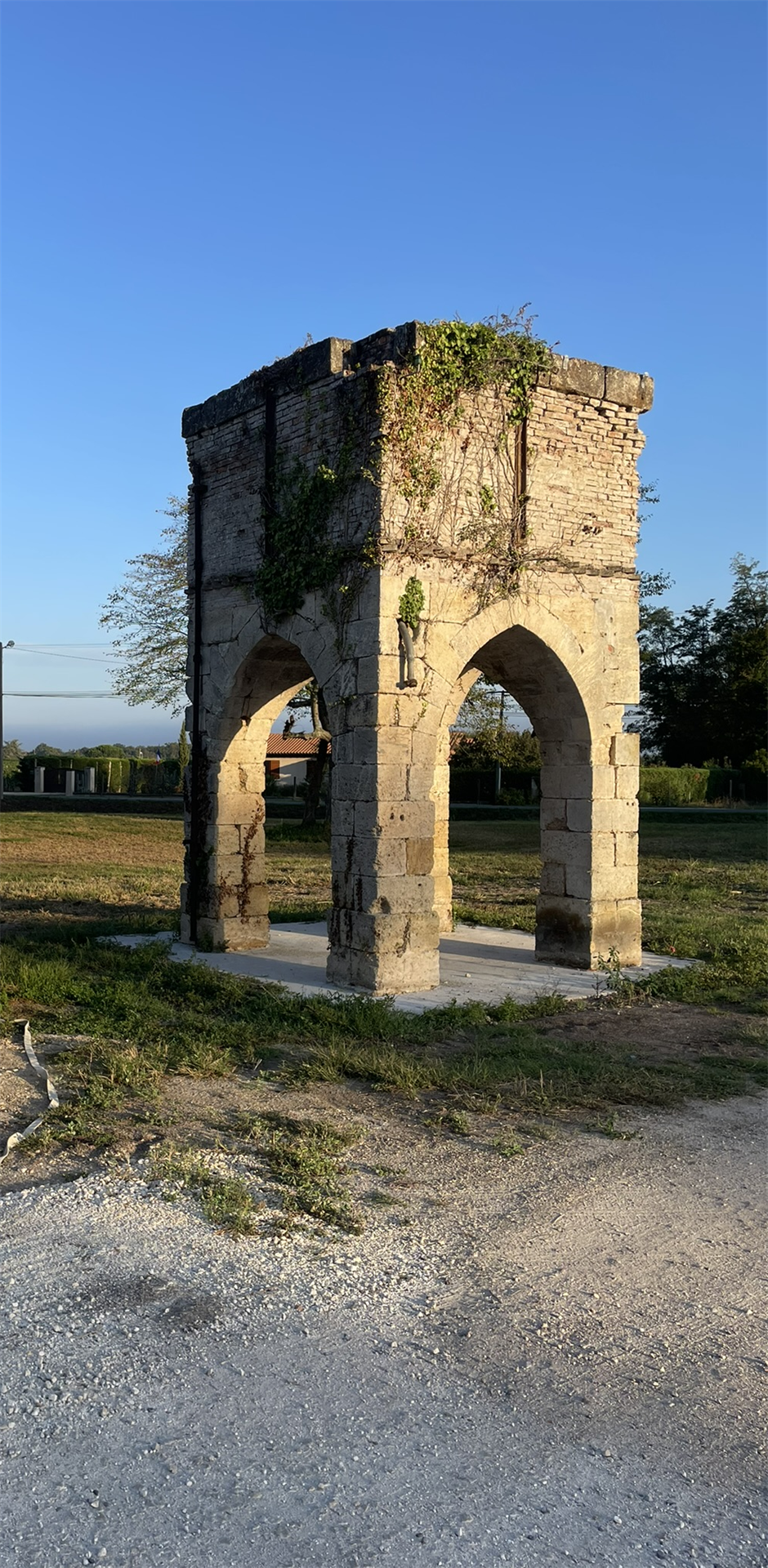 Ancien château d'eau en ruine avant restauration, briques et pierre dégradées