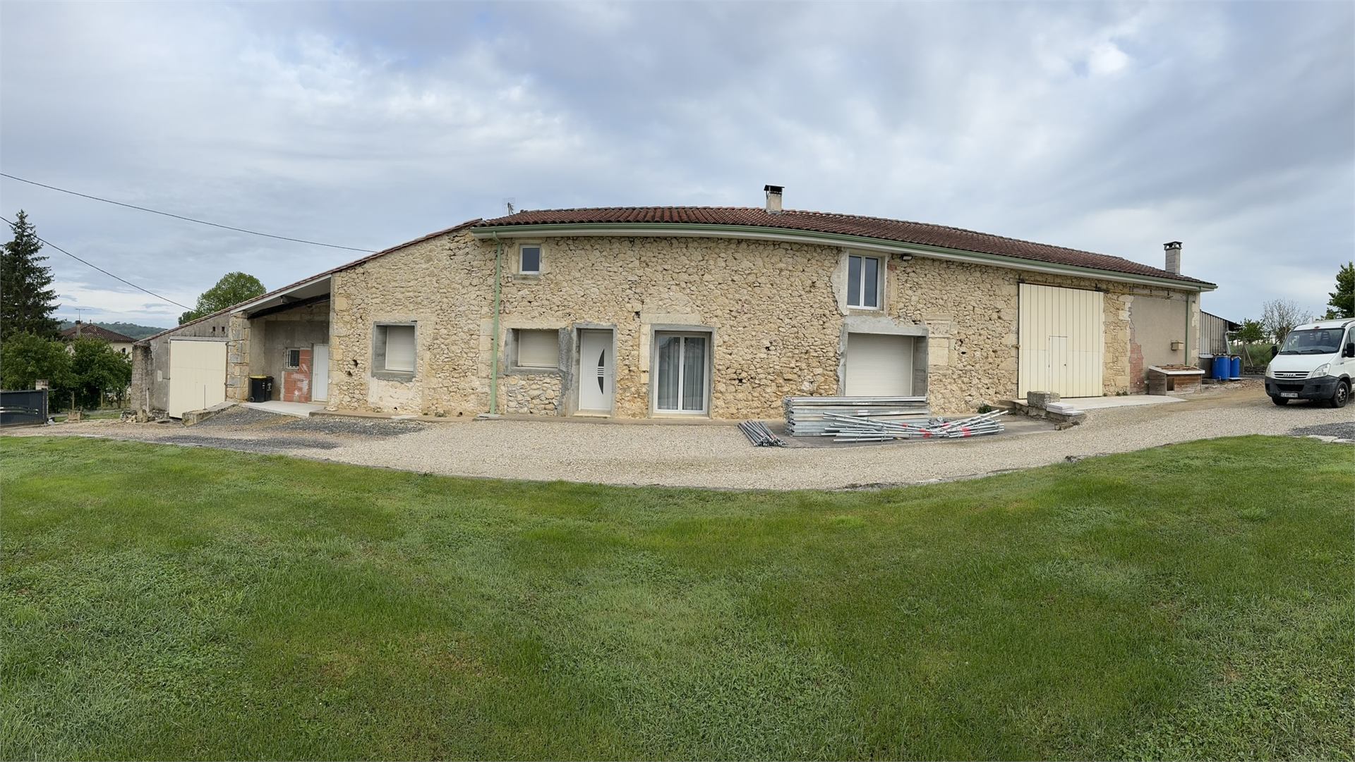 Longère en pierre brute avant rénovation, chantier à Soulignac