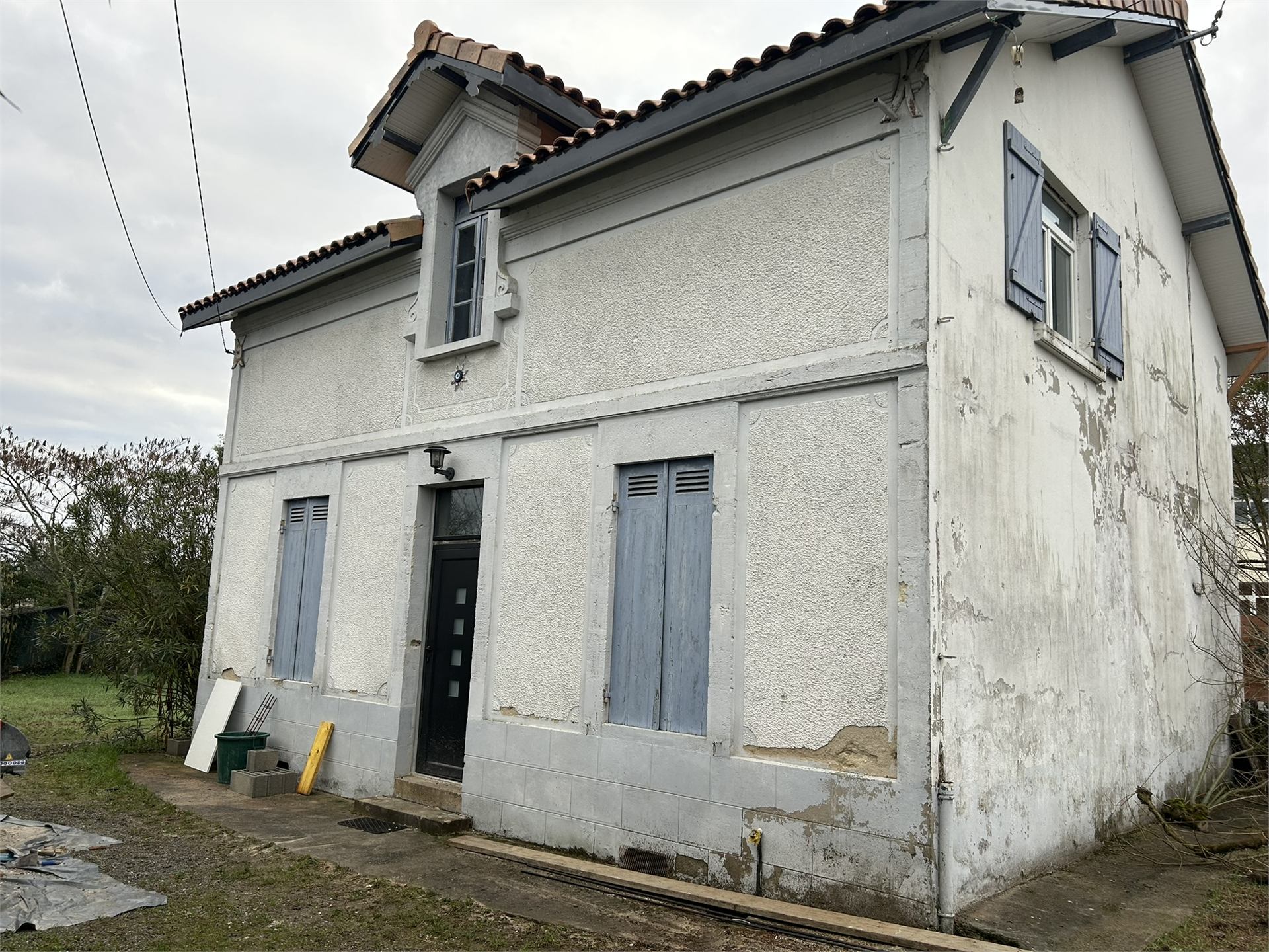 Villa avec enduit dégradé avant restauration, façade Villa Marthe-Elisabeth à Langon