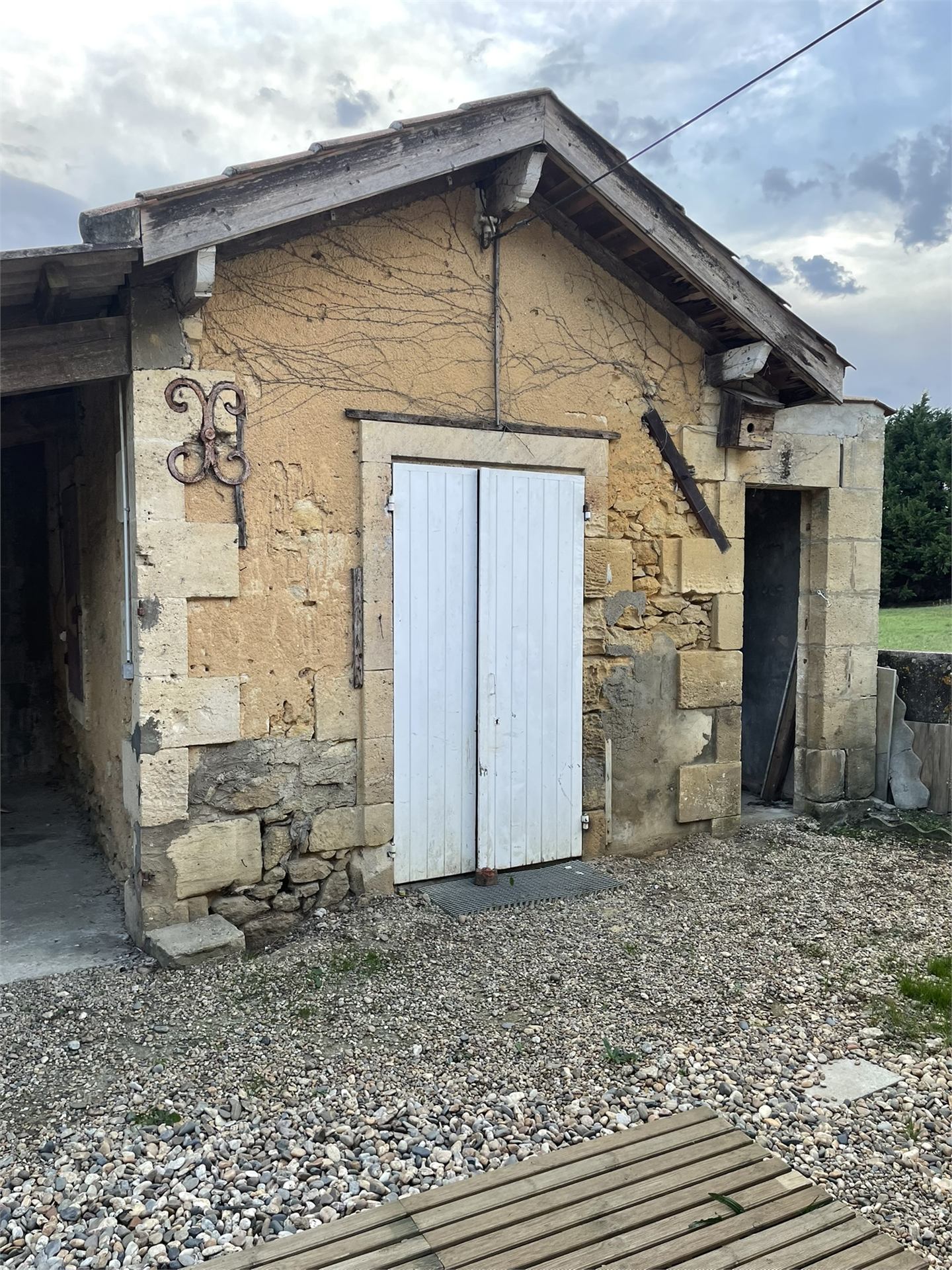 Façade du bâtiment communal avant restauration, Saint-Pierre-de-Bat
