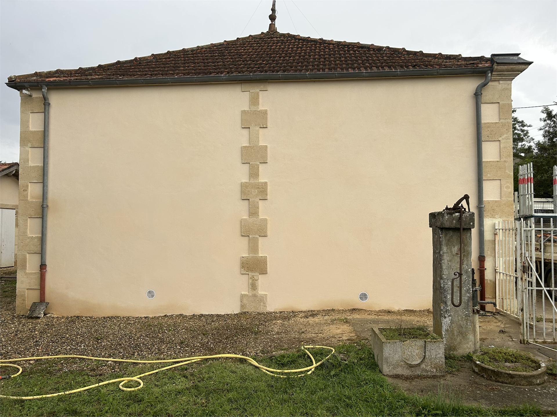 Façade du bâtiment communal restaurée, Saint-Pierre-de-Bat