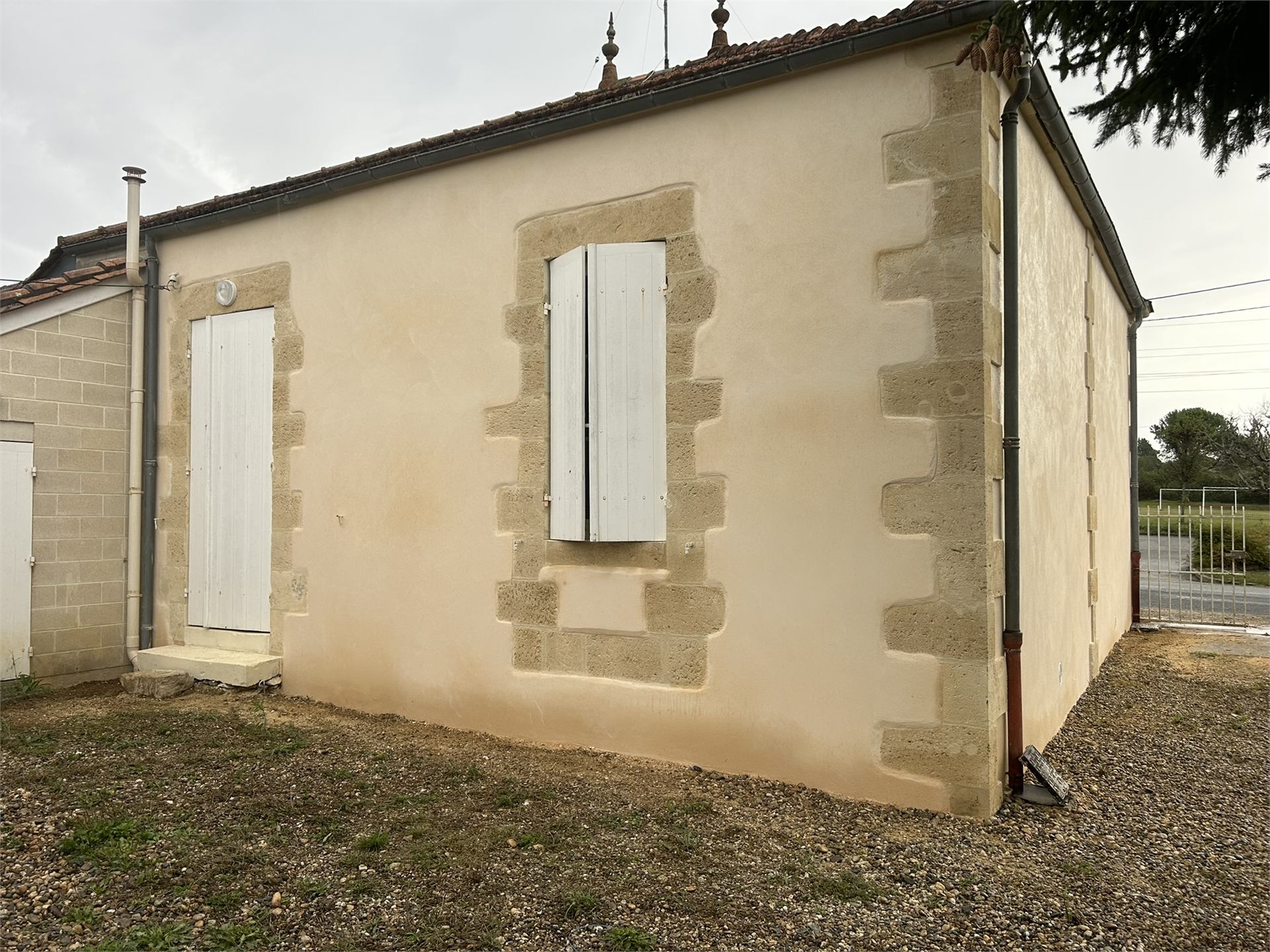 Façade du bâtiment communal restaurée, Saint-Pierre-de-Bat