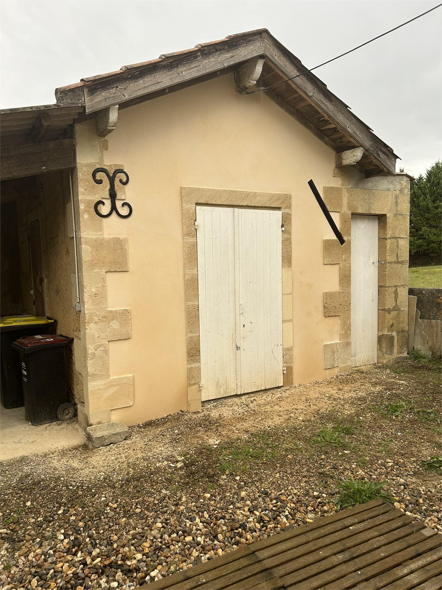 Façade du bâtiment communal restaurée, Saint-Pierre-de-Bat